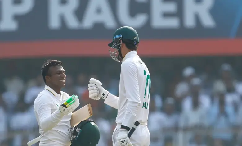 ભારત વિરુદ્ધ ગુવાહાટી ટેસ્ટમાં 489 રન બનાવ્યા બાદ દક્ષિણ આફ્રિકાના બેટ્સમેન સેનુરન મુથુસામી અને માર્કો યાનસેન ખુશ દેખાઈ રહ્યા છે; ભારતીય ક્રિકેટ ટીમનો બોલર કુલદીપ યાદવ નિરાશ છે.