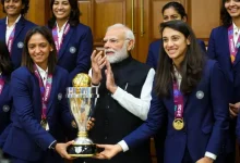 ભારતીય મહિલા ક્રિકેટને સૌપ્રથમ વર્લ્ડ કપ ટ્રોફી અપાવનાર હરમનપ્રીત કૌર અને તેની ટીમની ખેલાડીઓએ બુધવારે પાટનગરમાં વડા પ્રધાન નરેન્દ્ર મોદી સાથેના સેશનમાં ખૂબ રસપ્રદ ચર્ચાની મોજ માણી, બધા ખૂબ હસ્યાં અને પછી દેશના આ સર્વોચ્ચ વડા સાથે ભોજન પણ માણ્યું,