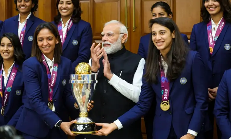 ભારતીય મહિલા ક્રિકેટને સૌપ્રથમ વર્લ્ડ કપ ટ્રોફી અપાવનાર હરમનપ્રીત કૌર અને તેની ટીમની ખેલાડીઓએ બુધવારે પાટનગરમાં વડા પ્રધાન નરેન્દ્ર મોદી સાથેના સેશનમાં ખૂબ રસપ્રદ ચર્ચાની મોજ માણી, બધા ખૂબ હસ્યાં અને પછી દેશના આ સર્વોચ્ચ વડા સાથે ભોજન પણ માણ્યું,