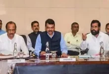 મહારાષ્ટ્ર મંત્રીમંડળની બેઠકમાં મુખ્યમંત્રી દેવેન્દ્ર ફડણવીસ નિર્ણયોની જાહેરાત કરે છે.