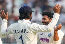 ઈડન ગાર્ડન્સમાં ભારત અને સાઉથ આફ્રિકા ટેસ્ટ ક્રિકેટ, સ્પિનર રવીન્દ્ર જાડેજા વિકેટ લેતા