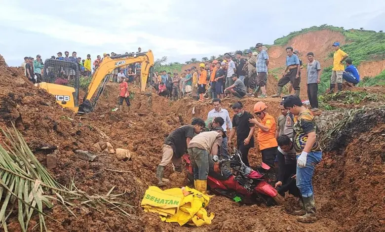 ઇન્ડોનેશિયાના સુમાત્રા ટાપુ પર છેલ્લા અઠવાડિયા દરમિયાન વિનાશક પૂર અને ભૂસ્ખલનમાં 303 લોકોના મોત થયા છે. આ પૂરના લીધે ઉત્તર સુમાત્રાના સિબોલ્ગા શહેર અને મધ્ય ત