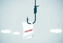 થાણેમાં નિવૃત્ત પોલીસ અધિકારી અને ડૉક્ટરની ફરિયાદ પછી ઇન્વેસ્ટમેન્ટ ફ્રોડની તપાસ કરતા પોલીસ અધિકારીઓનો સાંકેતિક ફોટો.