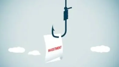 થાણેમાં નિવૃત્ત પોલીસ અધિકારી અને ડૉક્ટરની ફરિયાદ પછી ઇન્વેસ્ટમેન્ટ ફ્રોડની તપાસ કરતા પોલીસ અધિકારીઓનો સાંકેતિક ફોટો.