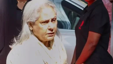 દિગ્ગજ અભિનેત્રી જયા બચ્ચન અને પેપ્ઝની તૂ-તૂ મૈં મૈં કંઈ ખાસ નવી નથી. અવારનવાર સોશિયલ મીડિયા પર જયા બચ્ચન પેપ્ઝ પર ગુસ્સો કરતો વીડિયો વીડિયો વાઈરલ થઈ રહ્યો છે.