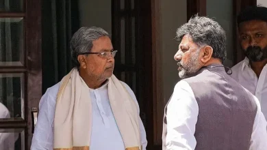 કર્ણાટક કોંગ્રેસના નેતાઓ સીએમ સિદ્ધારમૈયા અને ડીકે શિવકુમાર મુખ્યમંત્રી પદના વિવાદમાં ફસાયેલા છે