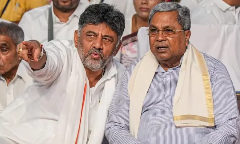 કર્ણાટકના મુખ્યમંત્રી સિદ્ધારમૈયા અને નાયબ મુખ્યમંત્રી ડીકે શિવકુમારની તસવીર.