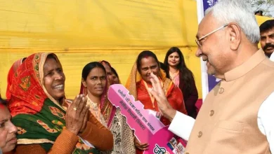 બિહારમાં 'કિંગમેકર' મહિલા મતદારો: ₹10,000ની યોજનાએ નીતીશ કુમારને જીતાડ્યા? પટનાઃ બિહાર વિધાનસભા ચૂંટણીના પરિણામો આજે જાહેર થઈ રહ્યા છે. ચૂંટણી પંચની વેબસાઇટ મુજબ લખાય છે ત્યારે ભાજપ (ભારતીય જનતા પાર્ટી) 91, જેડીયુ 81, આરજેડી 26, એલજેપી (રામ વિલાસ) 22, કોંગ્રેસ 4 બેઠક પર આગળ ચાલી રહ્યું છે. નીતીશ કુમાર 10મી વખત બિહારના મુખ્ય પ્રધાન બની શકે છે. નીતીશ કુમારે આ વખતે મહિલા મતદારોને રિઝવવા માટે ₹ 10,000 રૂપિયા ખાતામાં જમા કરાવ્યા હતા. જે ગેમ ચેન્જર સાબિત થયું હતું. મધ્ય પ્રદેશ, મહારાષ્ટ્રના માફક બિહારમાં પણ મહિલાઓ જ મુખ્ય પ્રધાન માટેનો માર્ગ મોકળો કરે તો નવાઈ નહીં.