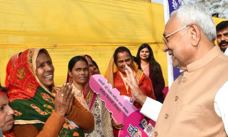 બિહારમાં 'કિંગમેકર' મહિલા મતદારો: ₹10,000ની યોજનાએ નીતીશ કુમારને જીતાડ્યા? પટનાઃ બિહાર વિધાનસભા ચૂંટણીના પરિણામો આજે જાહેર થઈ રહ્યા છે. ચૂંટણી પંચની વેબસાઇટ મુજબ લખાય છે ત્યારે ભાજપ (ભારતીય જનતા પાર્ટી) 91, જેડીયુ 81, આરજેડી 26, એલજેપી (રામ વિલાસ) 22, કોંગ્રેસ 4 બેઠક પર આગળ ચાલી રહ્યું છે. નીતીશ કુમાર 10મી વખત બિહારના મુખ્ય પ્રધાન બની શકે છે. નીતીશ કુમારે આ વખતે મહિલા મતદારોને રિઝવવા માટે ₹ 10,000 રૂપિયા ખાતામાં જમા કરાવ્યા હતા. જે ગેમ ચેન્જર સાબિત થયું હતું. મધ્ય પ્રદેશ, મહારાષ્ટ્રના માફક બિહારમાં પણ મહિલાઓ જ મુખ્ય પ્રધાન માટેનો માર્ગ મોકળો કરે તો નવાઈ નહીં.