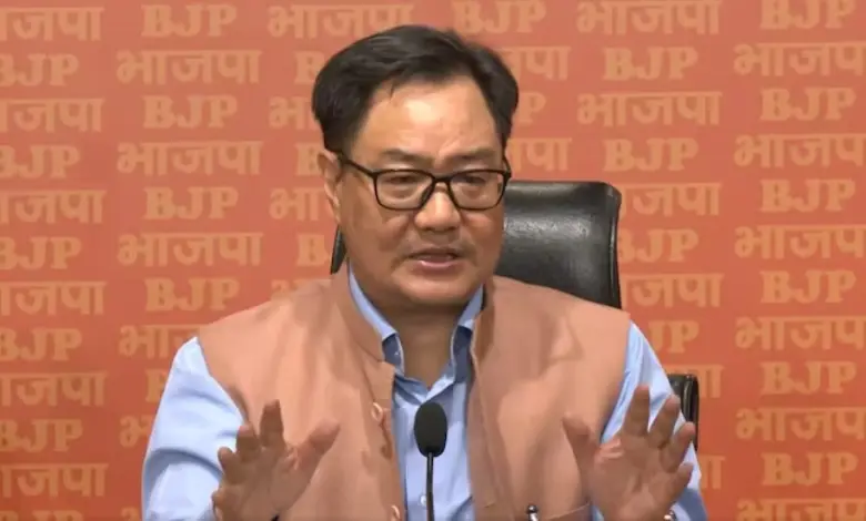 રાહુલ ગાંધી દ્વારા ચૂંટણી પર અનેક આક્ષેપો કરવામાં આવ્યાં હતાં, જે મામલે ચૂંટણી પંચ દ્વારા જવાબ આપવામાં આવ્યો હતો. આ સાથે સાથે હવે ભાજપ (ભારતીય જનતા પાર્ટી)એ પણ કોંગ્રેસને ઘેરવાનો પ્રયાસ કર્યો છે. રાહુલ ગાંધીના વોટ ચોરીના આક્ષેપો પર ભાજપે