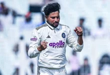 ભારતે 30 રનની સરસાઈ લીધા પછી કુલદીપે પહેલી વિકેટ અપાવી