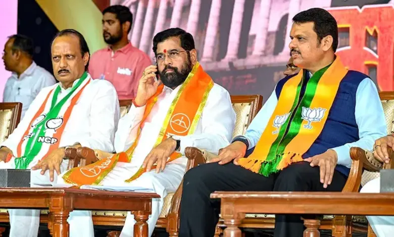 મહારાષ્ટ્રની રાજનીતિ: એકનાથ શિંદે, દેવેન્દ્ર ફડણવીસ અને અજિત પવાર સાથેની મહાયુતિના સંકટનો રાજકીય ફોટો