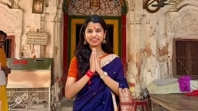 લોક ગાયિકા અને ભાજપના ઉમેદવાર મૈથિલી ઠાકુરની જીતની ઉજવણી કરતા લોકોનો ફોટો, જેઓ બિહારના સૌથી યુવા વિધાનસભ્ય બનશે.