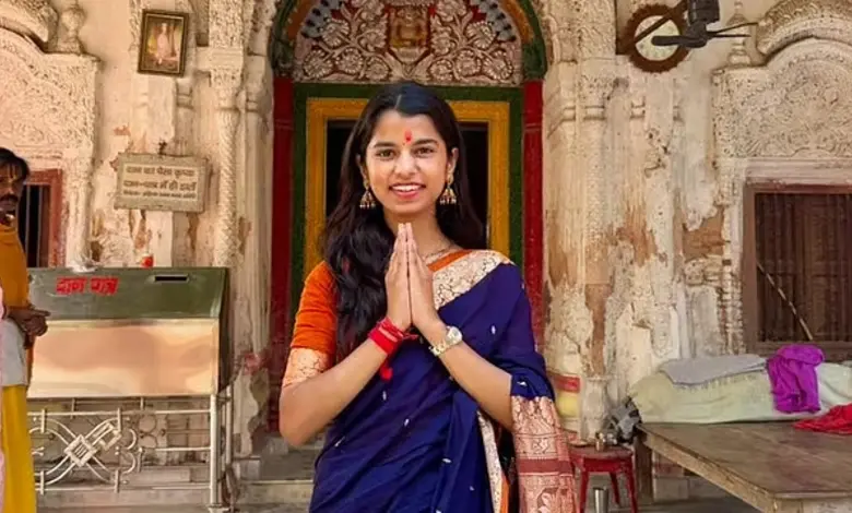 લોક ગાયિકા અને ભાજપના ઉમેદવાર મૈથિલી ઠાકુરની જીતની ઉજવણી કરતા લોકોનો ફોટો, જેઓ બિહારના સૌથી યુવા વિધાનસભ્ય બનશે.