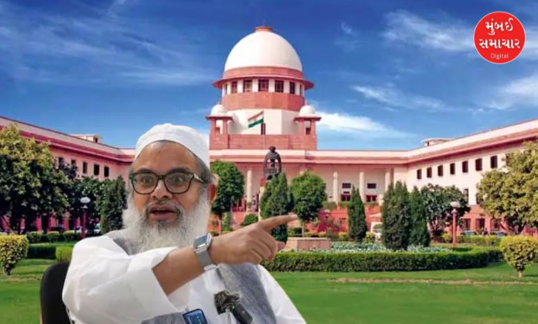 જમિયત ઉલેમા-એ-હિંદના અધ્યક્ષ મૌલાના મહમૂદ મદની એક કાર્યક્રમમાં સરકાર, મીડિયા અને સુપ્રીમ કોર્ટની ટીકા કરી રહ્યા છે.