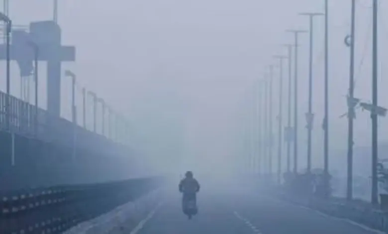 ગુજરાતના કેટલાક વિસ્તારોમાં અત્યારે ઠંડી પડવાની શરૂઆત થઈ ગઈ છે. પર્વતો પરથી ફૂંકાતા શીત પવનોના કારણે ઉત્તર ભારતના અનેક રાજ્યોમાં લઘુત્તમ તાપમાન ઘટી