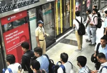 મુંબઈ મેટ્રો ટ્રેનનું દૃશ્ય, જે દિવ્યાંગ પ્રવાસીઓ માટે 25% ડિસ્કાઉન્ટની જાહેરાત દર્શાવે છે.