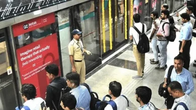 મુંબઈ મેટ્રો ટ્રેનનું દૃશ્ય, જે દિવ્યાંગ પ્રવાસીઓ માટે 25% ડિસ્કાઉન્ટની જાહેરાત દર્શાવે છે.