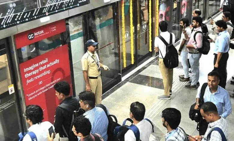 મુંબઈ મેટ્રો ટ્રેનનું દૃશ્ય, જે દિવ્યાંગ પ્રવાસીઓ માટે 25% ડિસ્કાઉન્ટની જાહેરાત દર્શાવે છે.