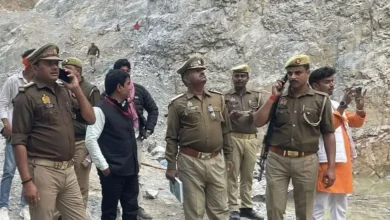 ઉત્તર પ્રદેશના સોનભદ્ર જિલ્લામાં ઓબરા પોલીસ સ્ટેશન વિસ્તારના બિલ્લી વિસ્તારમાં પથ્થરની ખાણમાં કામ ચાલુ હતું ત્યારે અચાનક મોટો અકસ્માત થયો છે. પર્વતનો મોટો ભાગ ધસી પડવાથી બે