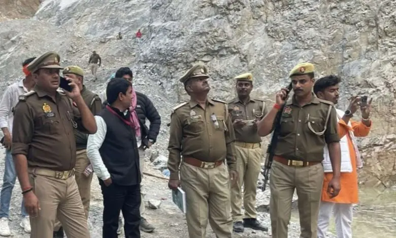 ઉત્તર પ્રદેશના સોનભદ્ર જિલ્લામાં ઓબરા પોલીસ સ્ટેશન વિસ્તારના બિલ્લી વિસ્તારમાં પથ્થરની ખાણમાં કામ ચાલુ હતું ત્યારે અચાનક મોટો અકસ્માત થયો છે. પર્વતનો મોટો ભાગ ધસી પડવાથી બે