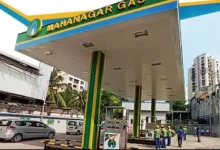 મુંબઈમાં CNG પંપ પર લાંબી લાઈનમાં રાહ જોઈ રહેલી કાળી-પીળી ટેક્સીઓ અને ઓટોરિક્ષાઓ.