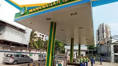 મુંબઈમાં CNG પંપ પર લાંબી લાઈનમાં રાહ જોઈ રહેલી કાળી-પીળી ટેક્સીઓ અને ઓટોરિક્ષાઓ.