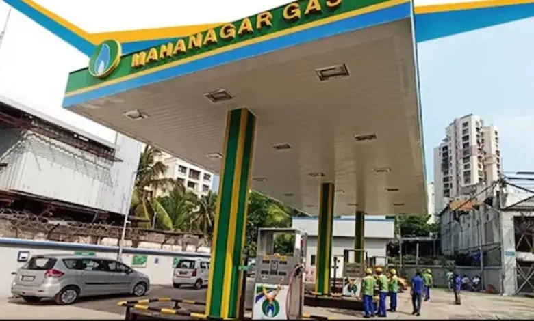 મુંબઈમાં CNG પંપ પર લાંબી લાઈનમાં રાહ જોઈ રહેલી કાળી-પીળી ટેક્સીઓ અને ઓટોરિક્ષાઓ.