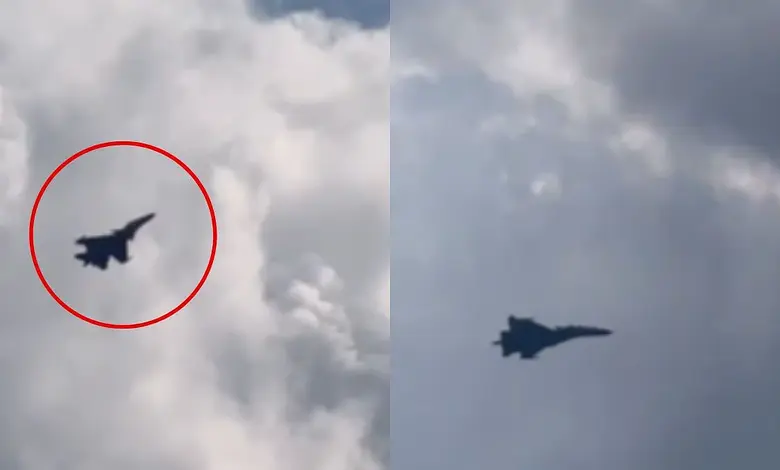 મુંબઈ આકાશમાં ઉડતું સુખોઈ Su-30MKI ફાઇટર જેટ
