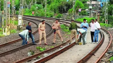 મુંબ્રા ટ્રેન ટ્રેજેડી સ્થળ: રેલવે ટ્રેક પર પોલીસ અને રેલવે અધિકારીઓ તપાસ કરી રહ્યા છે