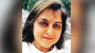 પુણેના મુંઢવામાં જમીન કૌભાંડ સંબંધિત પોલીસ અધિકારીની પૂછપરછ અથવા દસ્તાવેજોની તપાસ દર્શાવતો ફોટો.