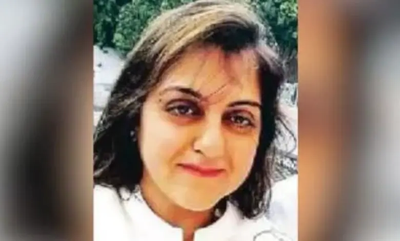 પુણેના મુંઢવામાં જમીન કૌભાંડ સંબંધિત પોલીસ અધિકારીની પૂછપરછ અથવા દસ્તાવેજોની તપાસ દર્શાવતો ફોટો.