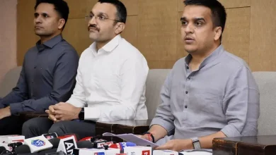 આંતરરાષ્ટ્રીય સાયબર સ્લેવરી રેકેટના મુખ્ય એજન્ટ નીલેશ પુરોહિત (નીલ)ની ગુજરાત સાયબર સેન્ટર ઑફ એક્સલન્સ દ્વારા ધરપકડ બાદનો ફોટો.