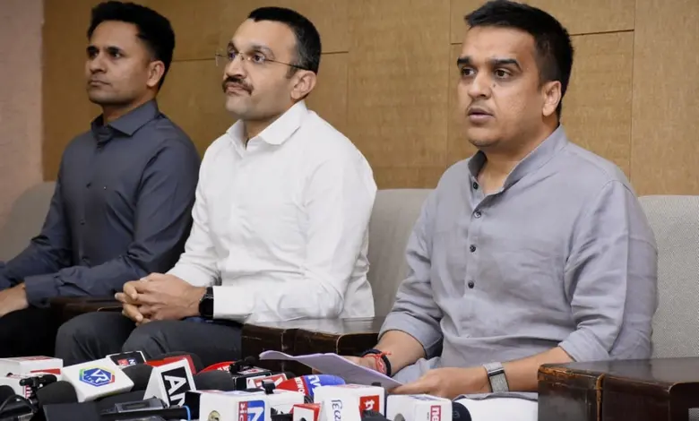 આંતરરાષ્ટ્રીય સાયબર સ્લેવરી રેકેટના મુખ્ય એજન્ટ નીલેશ પુરોહિત (નીલ)ની ગુજરાત સાયબર સેન્ટર ઑફ એક્સલન્સ દ્વારા ધરપકડ બાદનો ફોટો.