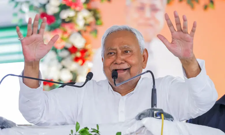 બિહાર વિધાનસભા ચૂંટણીમાં NDAની પ્રચંડ જીત પછી રાજકારણમાં ફરીથી મોટી ચર્ચા શરૂ થઈ છે. જનતા દળ (યુનાઇટેડ)ના નેતા અને વર્તમાન મુખ્ય પ્રધાન નીતિશ કુમાર ફરીથી સીએમ બનશે