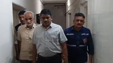 ACBનું સફળ છટકું: મોરબીમાં PGVCLના નાયબ ઇજનેર અને 'વચેટિયા'ને લાંચ લેતા પકડ્યા, બંનેની ધરપકડ.