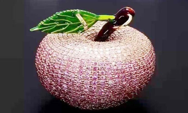 Millionaire Apple: A crowd gathered to see the 10 crore apple, know its special features!