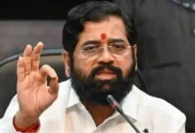 સોલાપુરમાં જાહેર સભામાં ભાષણ આપતા નાયબ મુખ્ય પ્રધાન એકનાથ શિંદે. શિંદેએ મોહોળના ભાજપ નેતા રાજન પાટીલ પર આડકતરી રીતે નિશાન સાધ્યું.