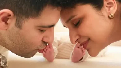 પરિણીતી ચોપરા અને રાઘવ ચઢ્ઢા તેમના દીકરાના પગ ચૂમતા દેખાય છે, દીકરાનું નામ નીર રાખવામાં આવ્યું છે.