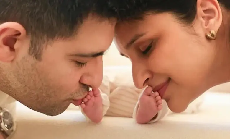 પરિણીતી ચોપરા અને રાઘવ ચઢ્ઢા તેમના દીકરાના પગ ચૂમતા દેખાય છે, દીકરાનું નામ નીર રાખવામાં આવ્યું છે.