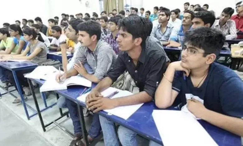 વિદ્યાર્થીઓના વધતા તણાવ અને આત્મહત્યાના કિસ્સાઓ વચ્ચે કોચિંગ સેન્ટરોની તપાસ કરતી સંસદીય સમિતિ.