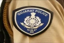 ખેલકુંભમાં ટેનિસ રમતી વખતે હૃદયરોગના હુમલાથી ઢળી પડેલા પોલીસકર્મી તુલસીદાસ વૈષ્ણવની તસવીર