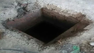 પવઈ, મુંબઈમાં સીવેજ ટ્રીટમેન્ટ પ્લાન્ટની ટાંકી પાસે ફાયરબ્રિગેડ અને પોલીસ. ગૂંગળાઈ ગયેલા મજૂરને બચાવવાની કામગીરી.