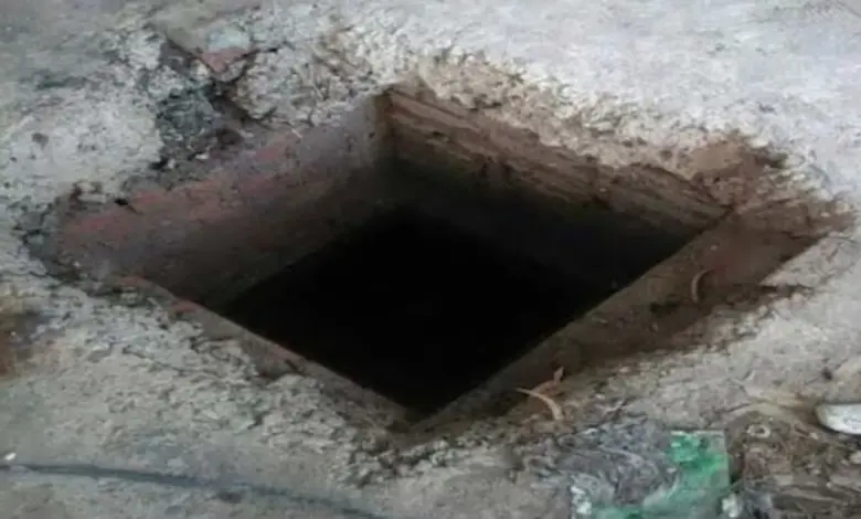 પવઈ, મુંબઈમાં સીવેજ ટ્રીટમેન્ટ પ્લાન્ટની ટાંકી પાસે ફાયરબ્રિગેડ અને પોલીસ. ગૂંગળાઈ ગયેલા મજૂરને બચાવવાની કામગીરી.