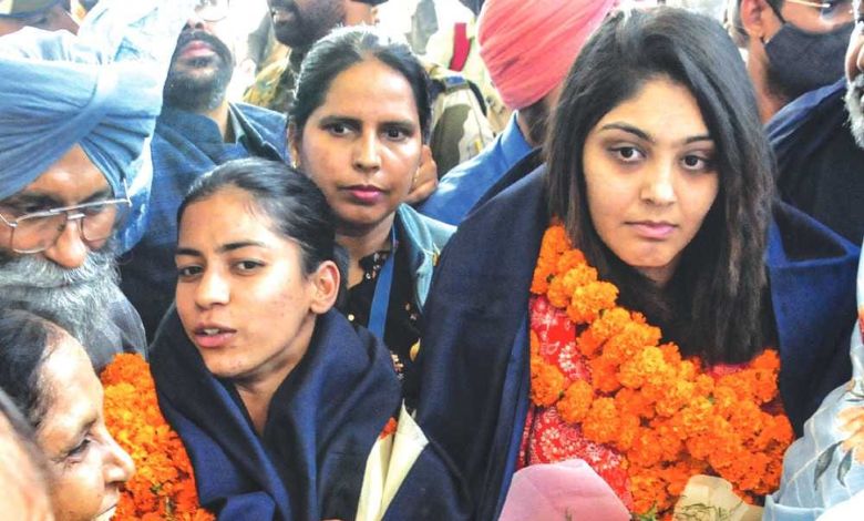 પ્રતીકા રાવલને છેવટે વર્લ્ડ ચૅમ્પિયન મેડલ મળ્યું ખરું! વિશ્વ વિજેતાંઓનું હોમટાઉનમાં વાજતેગાજતે સ્વાગત