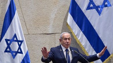 ઇઝરાયલમાં ભ્રષ્ટાચારના કેસોનો સામનો કરી રહેલા વડાપ્રધાન નેતન્યાહૂએ રાષ્ટ્રપતિ પાસે માફી માંગી તેલઅવીવ : ઇઝરાયલના ઇતિહાસમાં એક મોટી ઘટના બની છે. જેમાં ભ્રષ્ટાચારના કેસનો સામનો કરી રહેલા ઇઝરાયલના વડાપ્રધાન બેન્જામિન નેતન્યાહૂએ રાષ્ટ્રપતિ આઇઝેક હર્ઝોગ પાસેથી ઔપચારિક રીતે માફી માંગી છે. તેમજ કોઈ વર્તમાન વડાપ્રધાને માફી માંગી હોય તેવી આ પ્રથમ ઘટના છે.