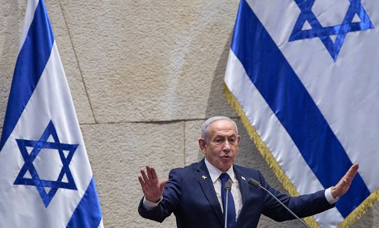 ઇઝરાયલમાં ભ્રષ્ટાચારના કેસોનો સામનો કરી રહેલા વડાપ્રધાન નેતન્યાહૂએ રાષ્ટ્રપતિ પાસે માફી માંગી તેલઅવીવ : ઇઝરાયલના ઇતિહાસમાં એક મોટી ઘટના બની છે. જેમાં ભ્રષ્ટાચારના કેસનો સામનો કરી રહેલા ઇઝરાયલના વડાપ્રધાન બેન્જામિન નેતન્યાહૂએ રાષ્ટ્રપતિ આઇઝેક હર્ઝોગ પાસેથી ઔપચારિક રીતે માફી માંગી છે. તેમજ કોઈ વર્તમાન વડાપ્રધાને માફી માંગી હોય તેવી આ પ્રથમ ઘટના છે.