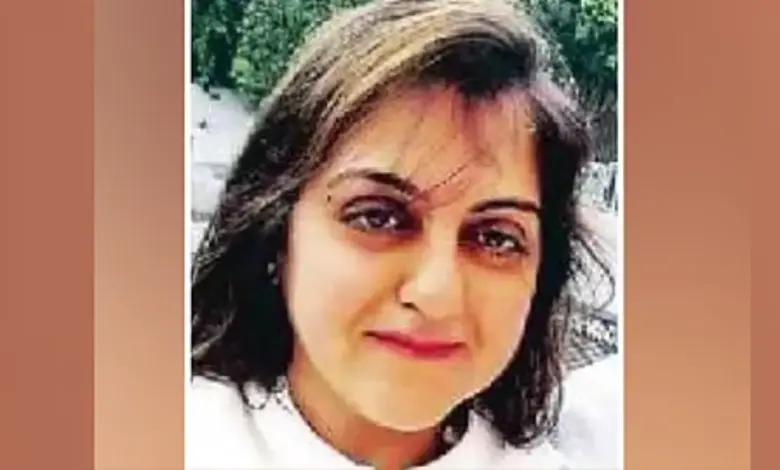 પુણે જમીન કૌભાંડમાં સંડોવાયેલા શીતલ તેજવાનીનો ફોટો અને પોલીસ સમન્સ.