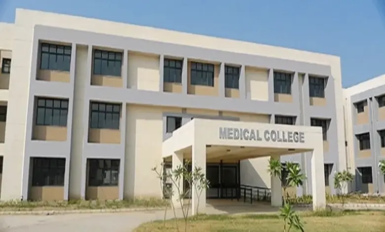 પાટણના ધારપુરમાં આવેલી જીએમઈઆરએસ મેડિકલ કૉલેજની રેગિંગ વિરોધી કમિટીએ 15 એમબીબીએસ વિદ્યાર્થીઓને બે વર્ષ માટે સસ્પેન્ડ કર્યા હતા અને દરેક પર રૂ. 1 લાખનો દંડ