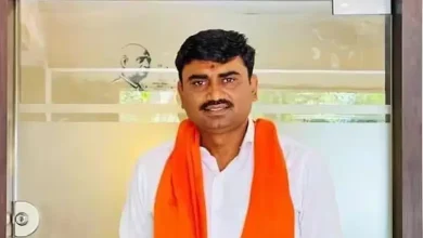 રાજકોટ ભાજપ પ્રમુખ અલ્પેશ ઢોલરિયા, છેતરપિંડીના આક્ષેપો અને પાર્ટી ફંડમાં નાણાં જમા થવા અંગેના વિવાદ પર પ્રતિક્રિયા આપી રહ્યા છે.